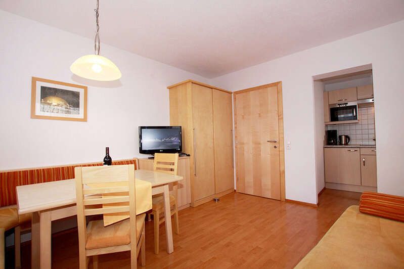 Apartment 2 mit Wohnzimmer und Küche im Apart Bergkristall in Tirol