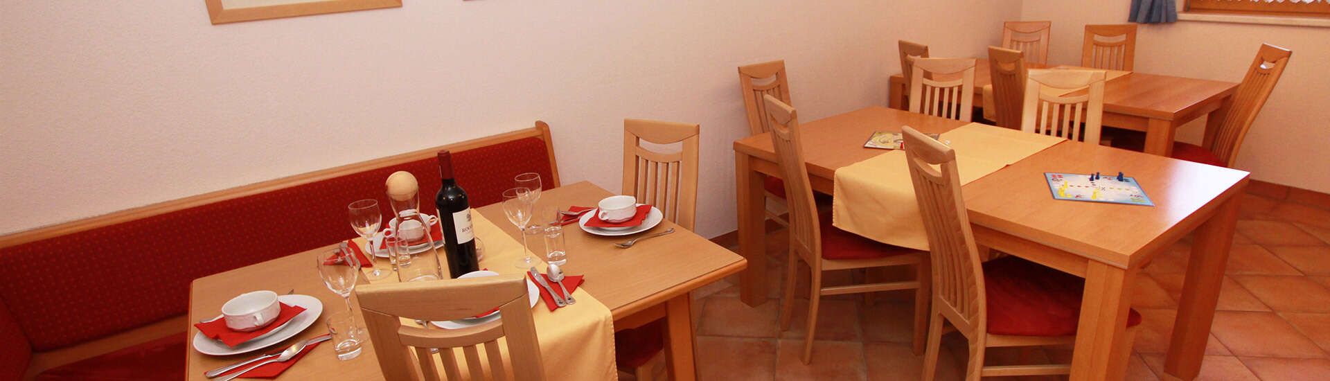 Guest kitchen and lounge in Apart Bergkristall