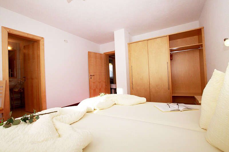 Apartment 3 mit Doppelbett im Apart Bergkristall in Tirol