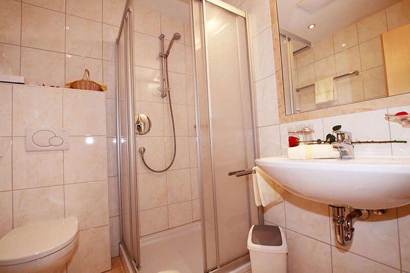 Apartment 2 mit Badezimmer und Dusche im Apart Bergkristall