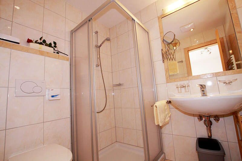 Apartment 3 mit Badezimmer und Dusche im Apart Bergkristall in Serfaus